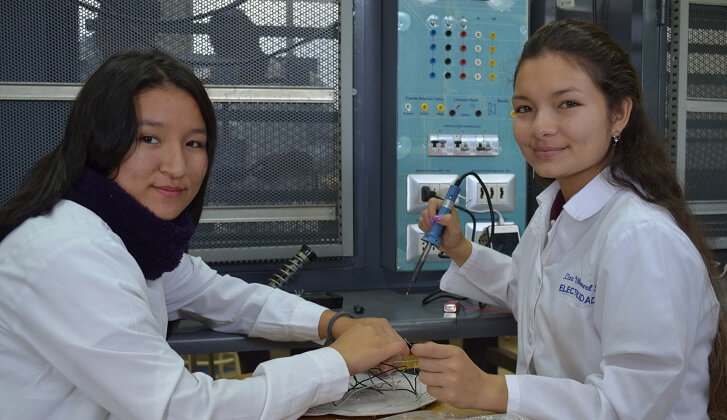 Finning promueve inserción de mujeres a carreras técnico-mecánicas